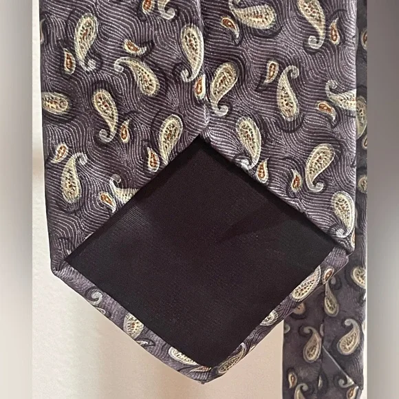 Geoffrey Beene Black Tie with Beige and Brown Paisley - Picture 3 of 4